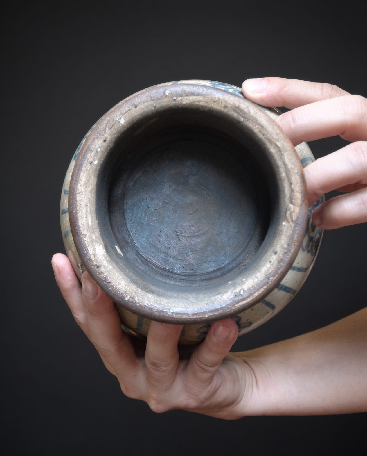 Bát chân cao men lam vẽ chim · Đáy