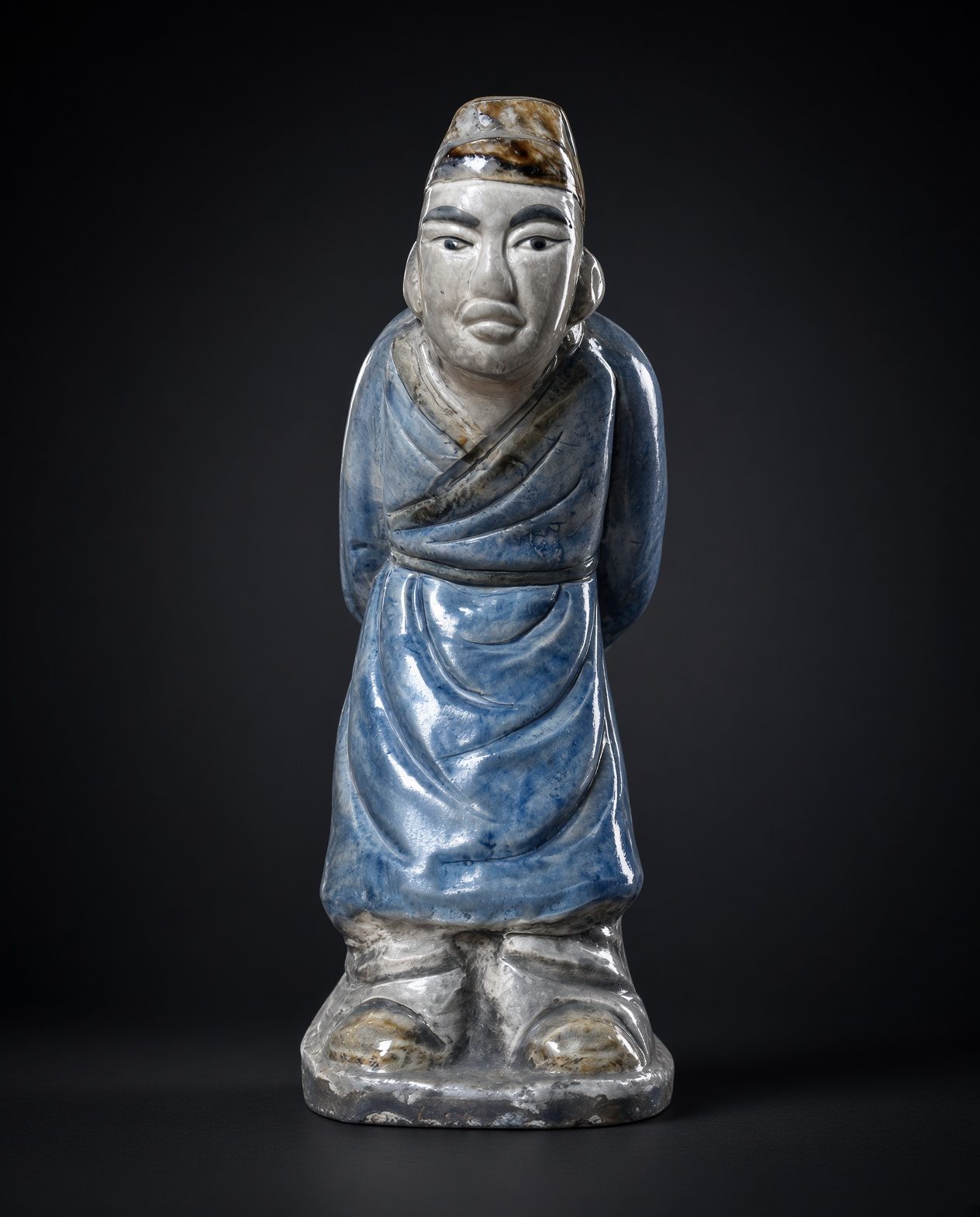 Tượng hai người khiêng vò, men lam · Nghiêng